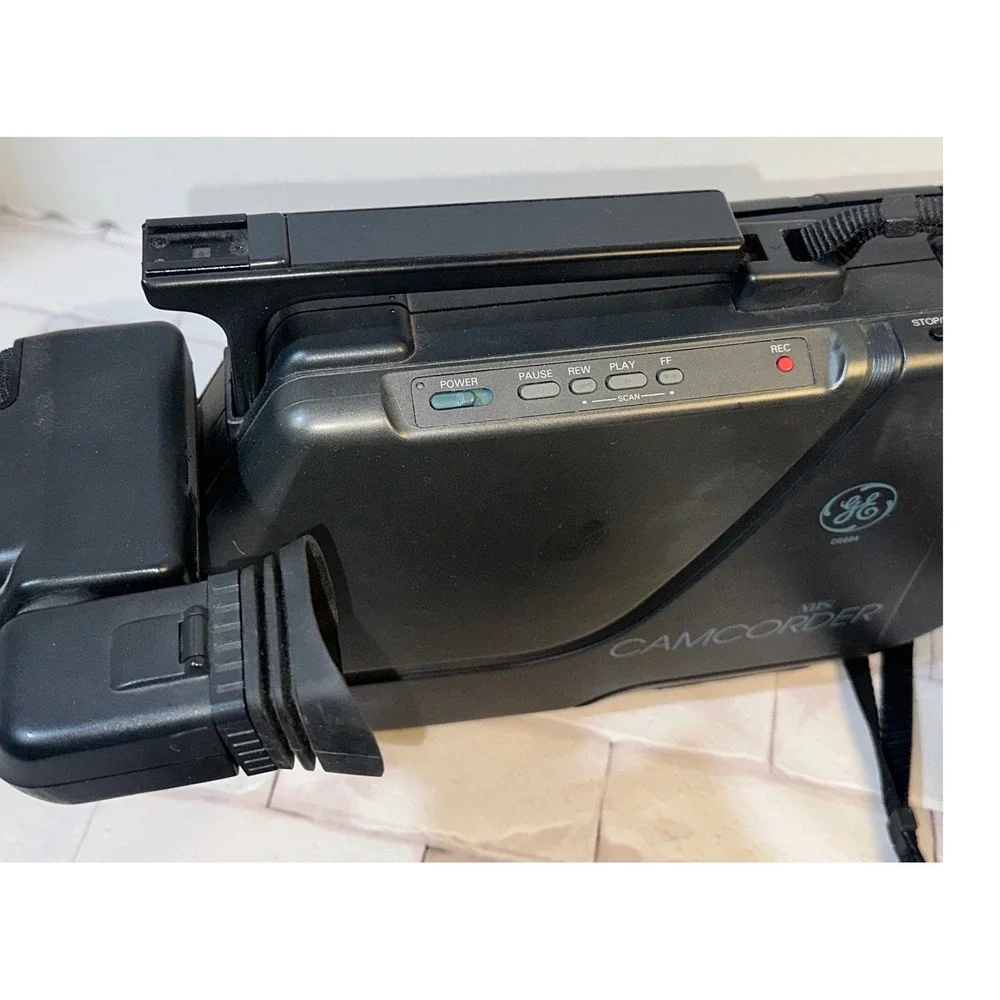 GE CG684 VHS‎ Camcorder 8X Power Zoom Auto Focus Vintage Video Camera w/Charger